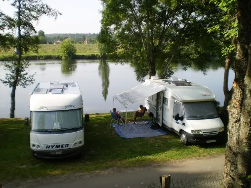 Emplacement De Camping En Bord De Rivière Avec Électricité N°6 À 21