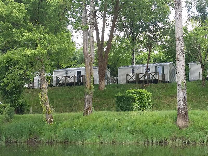 Accommodation - Mobil-Home 2 Bedrooms With River View Sunday/Sunday (29 M²) - N°64-72 - Camping Les Bö-Bains ****