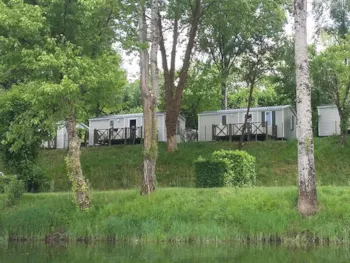 Mietunterkunft - Mobilheim 2 Schlafzimmer Mit Flussblick Sonntag/Sonntag (29 M²) - Nr. 64 Bis 72 - Camping Les Bö-Bains ****