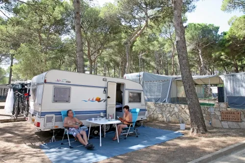 Standplaats standard : auto + caravan of kampeerauto + elektriciteit