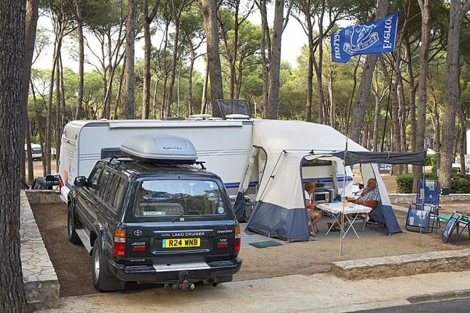 Emplacement Standard Basic (45-60M2) : Voiture + Caravane Ou Camping-Car Ou Tente + Électricité