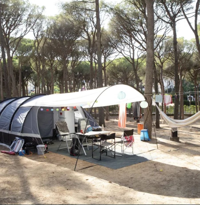 Emplacement Standard Tente (40-55M2): Voiture + Tente + Électricité