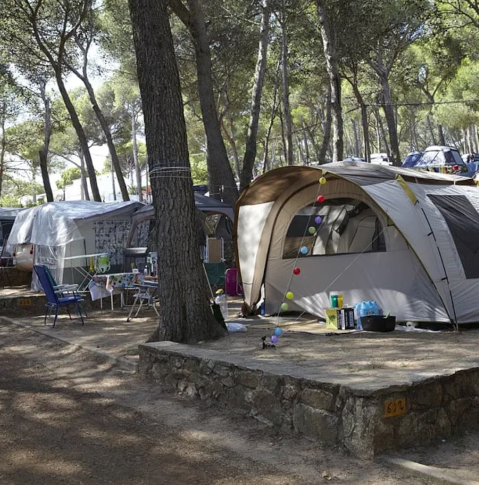 Emplacement Standard Tente (40-55M2): Voiture + Tente + Électricité