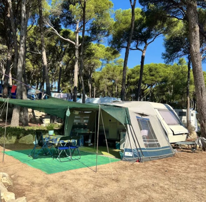 Emplacement Standard Basic (45-60M2) : Voiture + Caravane Ou Camping-Car Ou Tente + Électricité