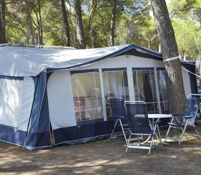 Emplacement Standard Confort (60-75M2) : Voiture + Caravane Ou Camping-Car Ou Tente + Électricité