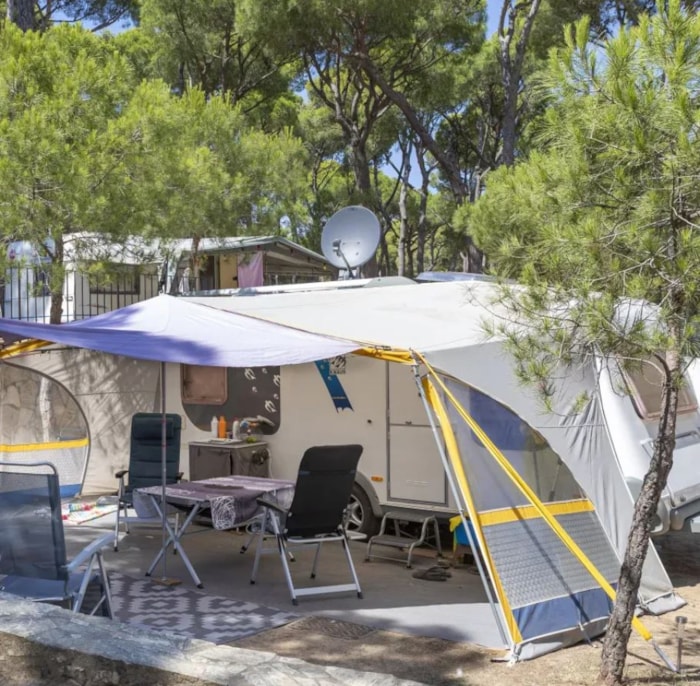 Emplacement Standard Basic (45-60M2) : Voiture + Caravane Ou Camping-Car Ou Tente + Électricité