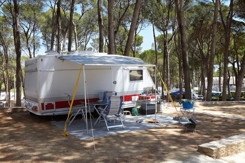 Emplacement Standard Confort (60-75M2) : Voiture + Caravane Ou Camping-Car Ou Tente + Électricité