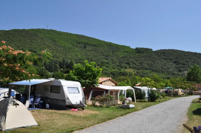Emplacement + Sanitaire Privé + 2 Pers. + Électricité