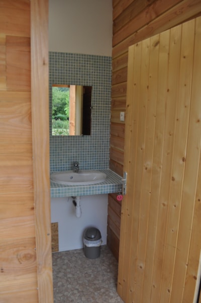 Pitch + 2 people + Private toilet. + electricity — 7