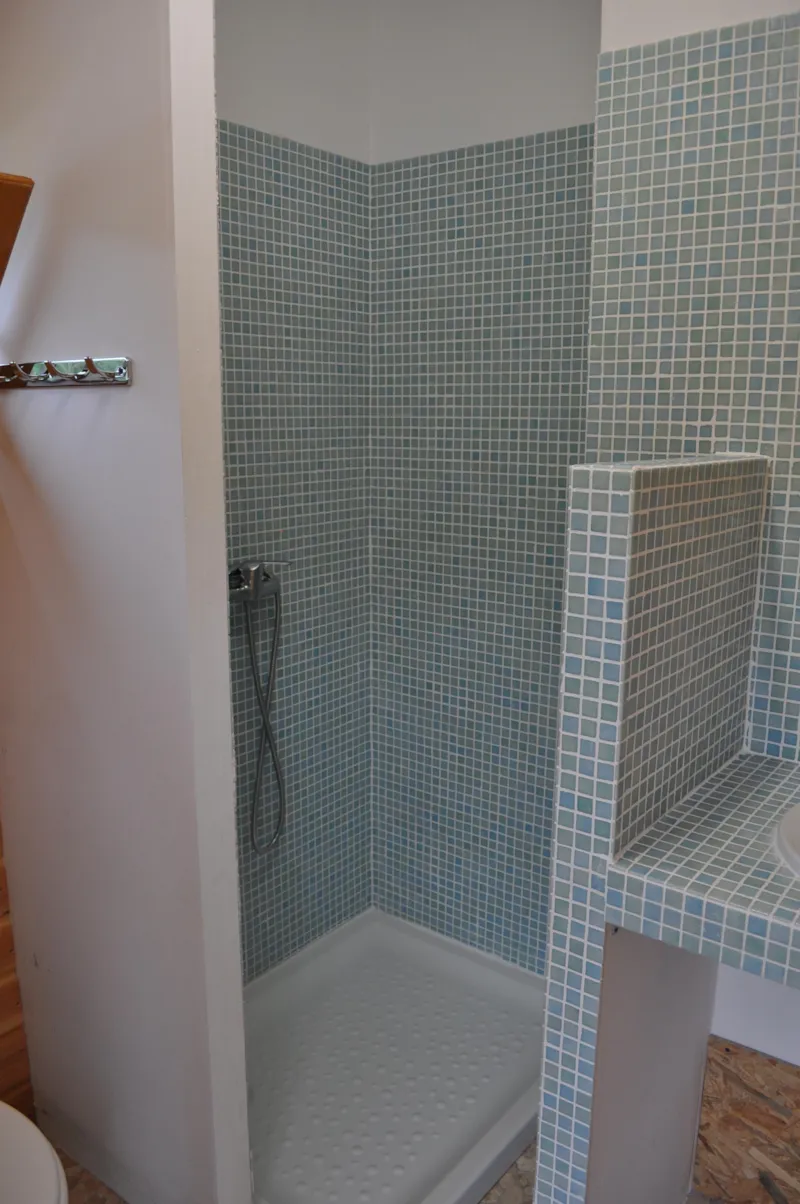 Emplacement + Sanitaire Privé + 2 Pers. + Électricité