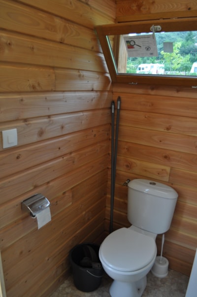 Pitch + 2 people + Private toilet. + electricity — 6