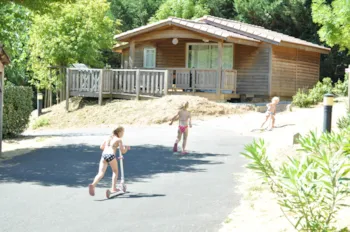 Mietunterkunft - Chalet Kirsh 35M² 2 Zimmer - Camping Les Cerisiers du Jaur