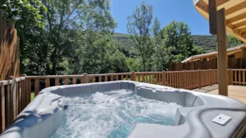 Mietunterkunft - Premium - Le Caroux - 40 M2 - 3 Schlafzimmer - 2 Badezimmer - Spa - - Camping Les Cerisiers du Jaur