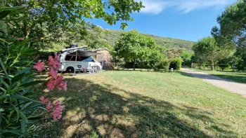 Stellplatz - Stellplatz +Fahrzeug + 2 Personen (Optional Strom) - Camping Les Cerisiers du Jaur