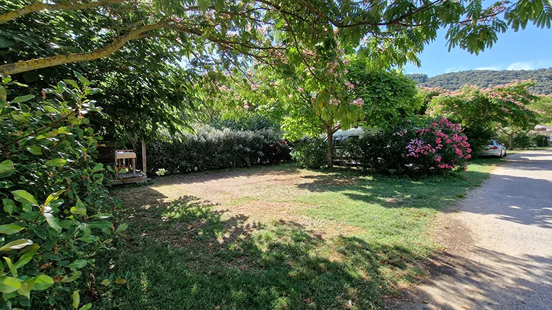 Emplacement + Sanitaire Privé + 2 Pers. + Électricité