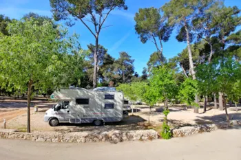 Stellplatz - Parzelle Comfort : Auto + Wohnwagenl/Zelt Ou Wohnmobil + Strom, Wasser Und Abschluss - Camping Park Soline