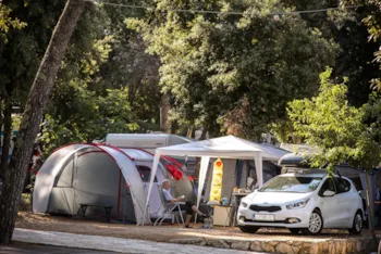Stellplatz - Parzellen Standard : Auto + Wohnwagenl/Zelt Ou Wohnmobil + Strom - Camping Park Soline