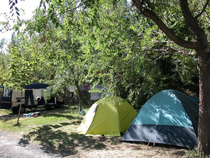 Emplacement Ombragé: Véhicule + Tente/Caravane Ou Camping-Car