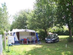 Stellplatz - Stellplatz Standart - Fahrzeug - Camping Le Grand Fay