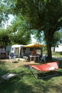 Stellplatz - Pauschale Stellplatz + 1 Fahrzeug + 1 Zelt , Wohnwagen Oder Wohnmobil - image n°3 - Camping La Rouveyrolle