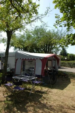 Stellplatz - Pauschale Stellplatz + 1 Fahrzeug + 1 Zelt , Wohnwagen Oder Wohnmobil - image n°2 - Camping La Rouveyrolle