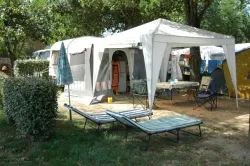 Stellplatz - Pauschale Stellplatz + 1 Fahrzeug + 1 Zelt , Wohnwagen Oder Wohnmobil - image n°1 - Camping La Rouveyrolle