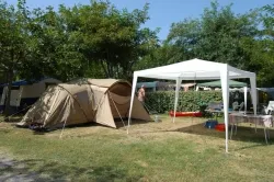 Stellplatz - Pauschale Stellplatz + 1 Fahrzeug + 1 Zelt , Wohnwagen Oder Wohnmobil - image n°4 - Camping La Rouveyrolle