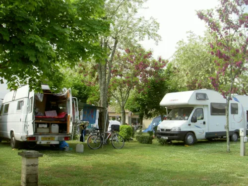 Stellplatz - Pauschale Stellplatz + 1 Fahrzeug + 1 Zelt , Wohnwagen Oder Wohnmobil - image n°6 - Camping La Rouveyrolle