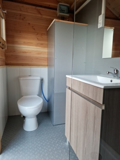 Glam, with private toilet and shower — 10