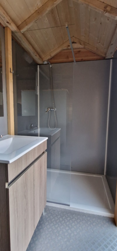 Glam, with private toilet and shower — 9