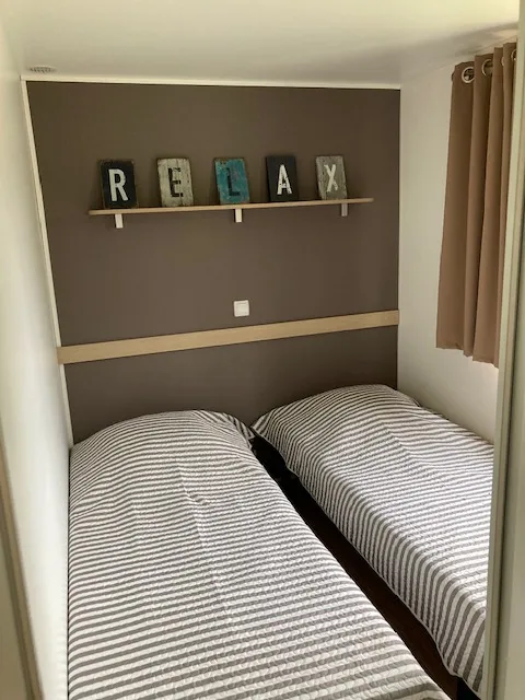Huuraccommodatie(s) - Stacaravan Ubrieux 3 Slaapkamers - image n°8 - Domaine de la Gautière