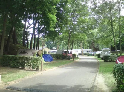 Piazzola Confort (Tenda, Roulotte / 1 Auto / Elettricità 10A)