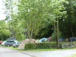 Kampeerplaats(en) - Basisprijs Natuurplaats (1 Tent, Caravan  / 1 Auto) - Flower Camping des Vallées
