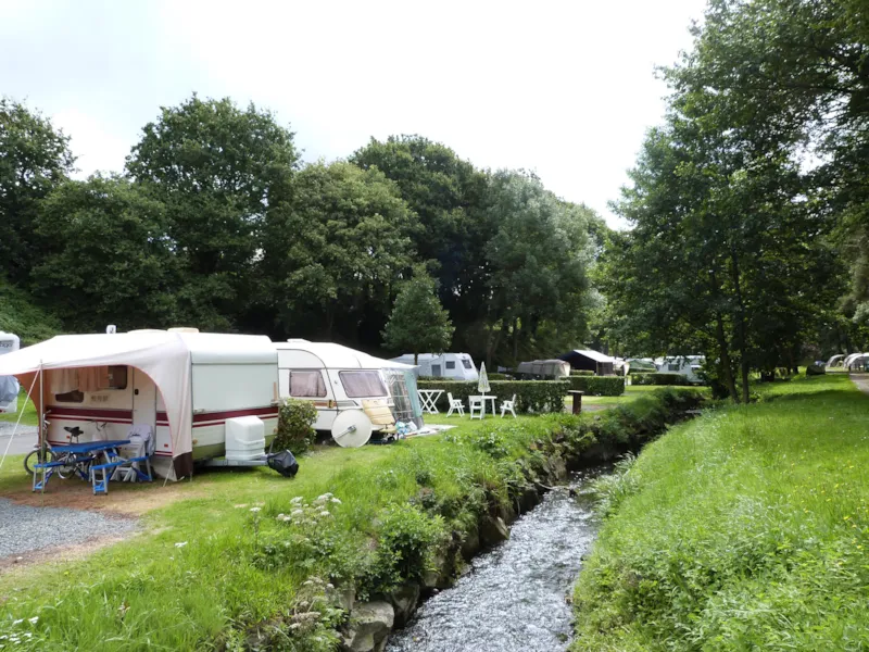 Forfait Confort : Camping-Car, Caravane, Van/Fourgon, Voiture + Tente, Avec Électricité (10A)