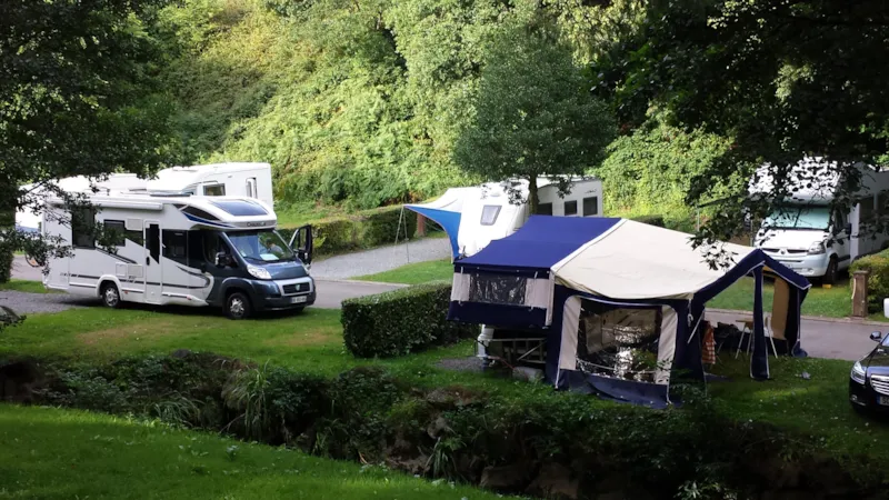 Forfait Confort : Camping-Car, Caravane, Van/Fourgon, Voiture + Tente, Avec Électricité (10A)