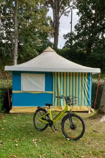 Mietunterkunft - Rando Camp 16M² 2 Schlafzimmer (Ohne Sanitäranlagen) + Terrasse - Flower Camping des Vallées