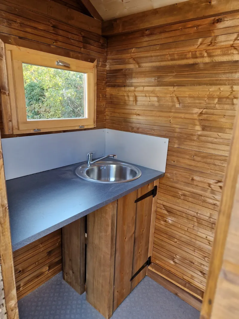 Emplacement Avec Sanitaire Individuel Freecamp Avec Électricité