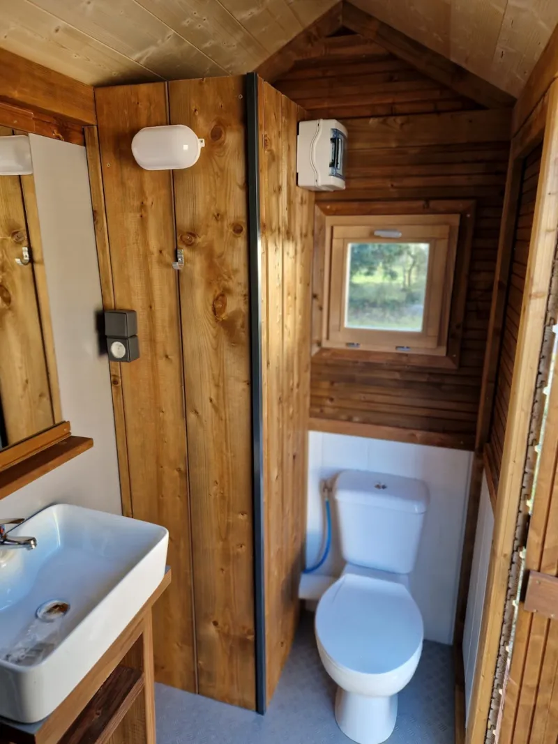 Emplacement Avec Sanitaire Individuel Freecamp Avec Électricité