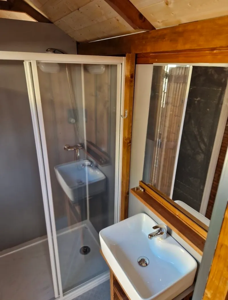 Emplacement Avec Sanitaire Individuel Freecamp Avec Électricité