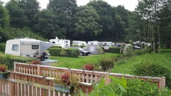 Stellplatz - Komfort-Paket: Wohnmobil, Wohnwagen, Van/Kleinbus, Auto + Zelt, Mit Stromanschluss (10 A) - Flower Camping des Vallées