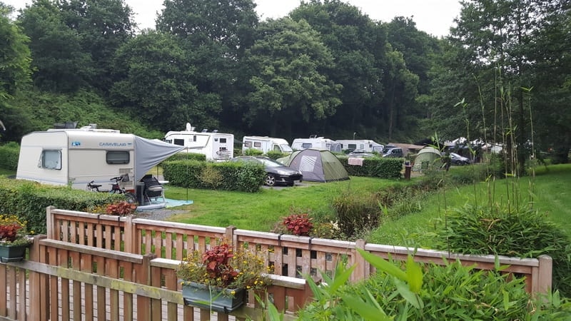 Forfait Confort : Camping-car, caravane, van/fourgon, voiture + tente, avec électricité (10A)