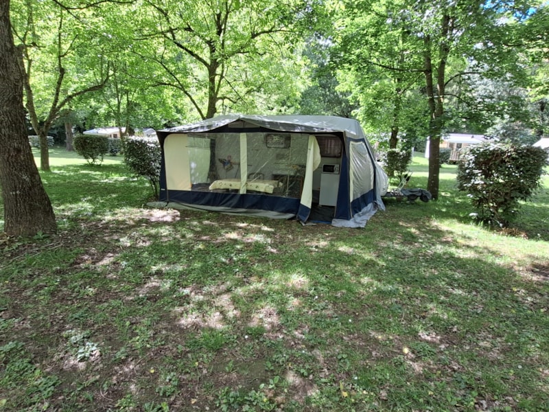 Caravane avec auvent