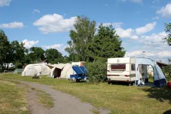Stellplatz - Stellplatz 80-120 Qm Für Wohnwagen + Auto + Inkl. 2 Pers. Max. 6 Pers. - Grüner Jäger