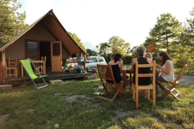 Hut Lauzerot Insolite Premium with toilet