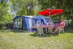 Stellplatz - Stellplatz Confort  (Zelt, Wohnwagen Oder Wohnmobil - Strom, Durchschnittlich 120M²) - Camping LES 2 VALLÉES