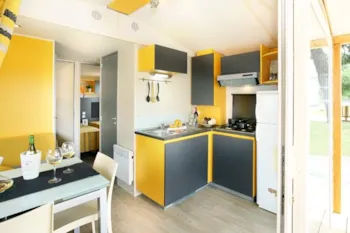 Mietunterkunft - Mobile Home Cottage 2 Schlafzimmer  (Tv - Überdachte Terrasse 7M² - Größe 26M²) - Camping LES 2 VALLÉES