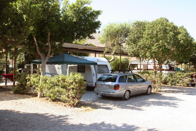Standplaats caravan en auto