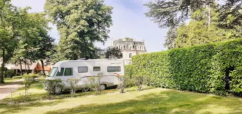 Stellplatz - Pauschale Stellplatz Privilège (2 Personen Inklusive) - Camping Château de la Rolandière