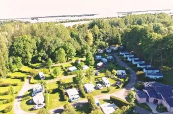 Stellplatz - Stellplatz Wohnwagen + Fahrzeug Oder Wohnmobil - Camping Le Bois Fleuri