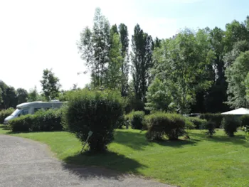 Stellplatz - Wohnwagen/Van 2P+Elektro Paket - Camping Le Bois Fleuri